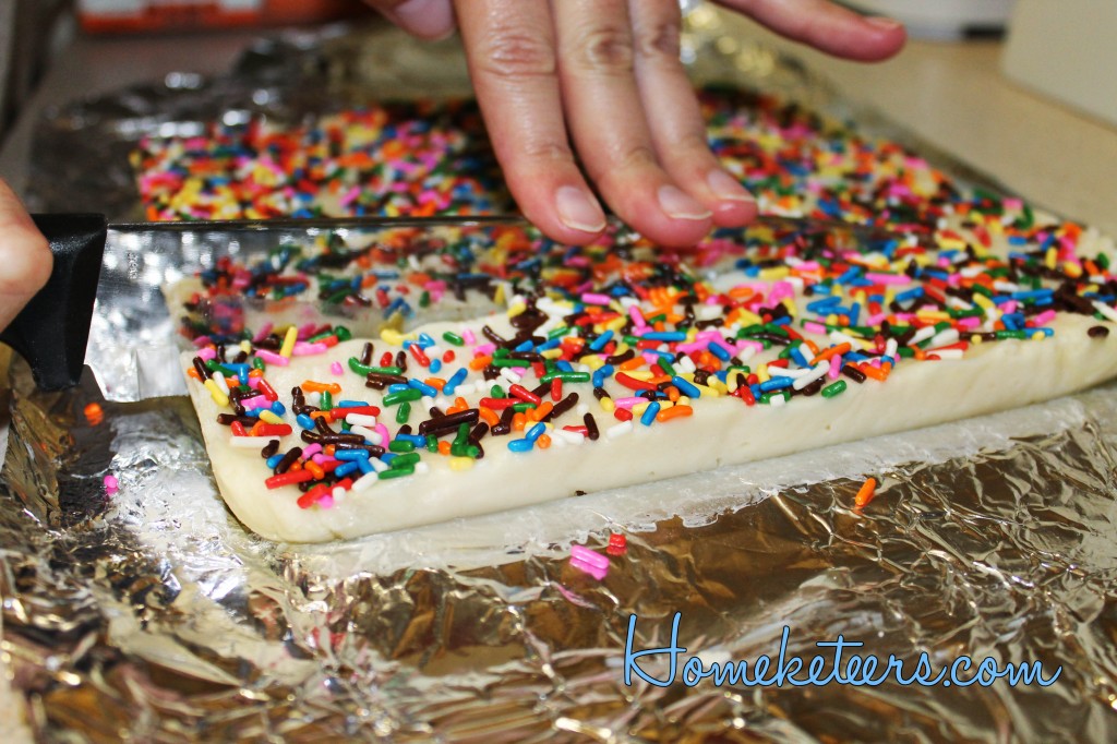 Easy Birthday Cake Fudge ~ Homketeers #Desserts #Recipes